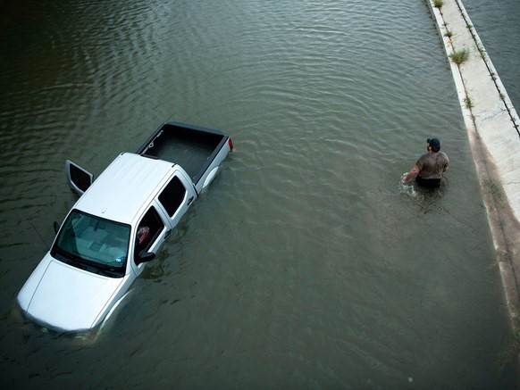 Một hình ảnh trong siêu bão Harvey vừa quét qua nước Mỹ