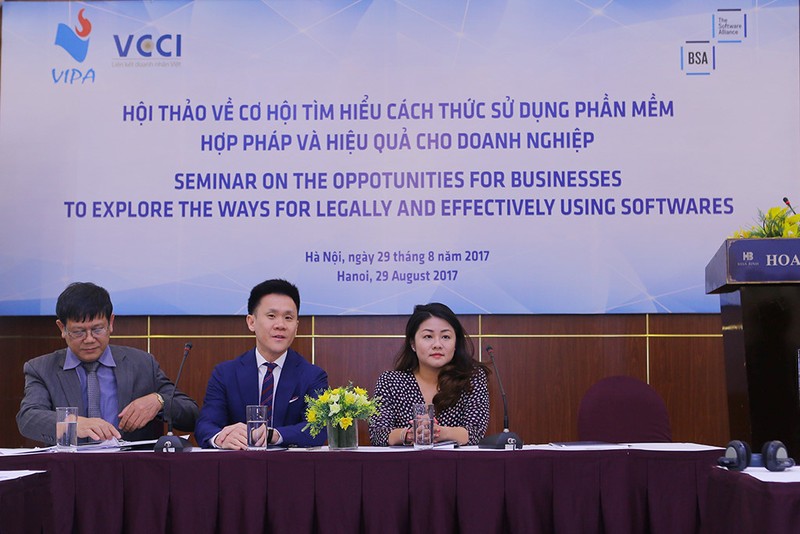 Sử dụng phần mềm hợp pháp và hiệu quả cho doanh nghiệp ảnh 1 Ông Gary Gan (ngồi giữa), Giám đốc Chương trình Tuân thủ Khu vực Châu Á - Thái Bình Dương, BSA| Liên minh Phần mềm trao đổi với các doanh nghiệp Việt Nam