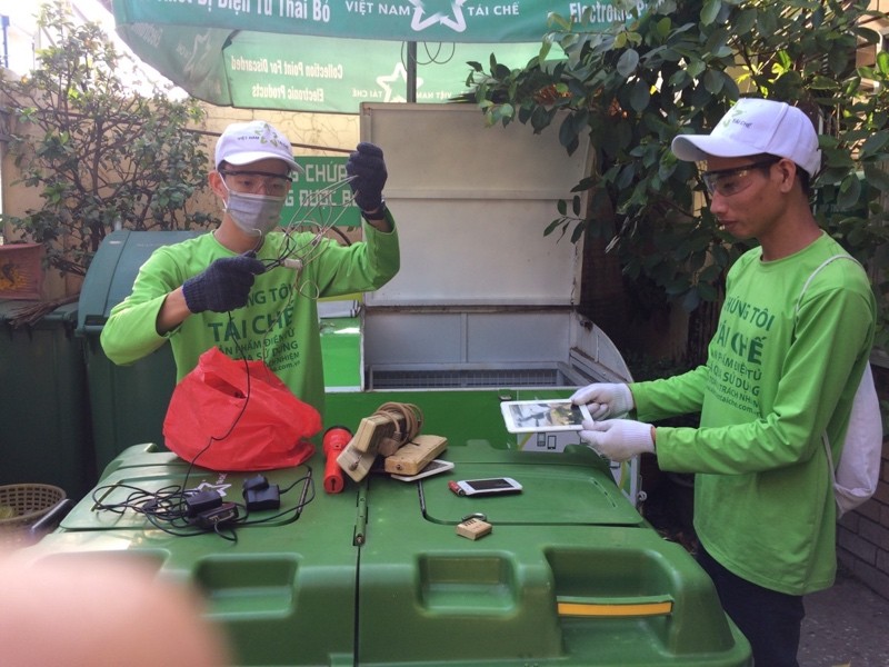 Các tình nguyện viên của Việt Nam Tái Chế đang phân loại rác thải điện tử.