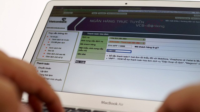 Khi sử dụng ngân hàng trực tuyến của Vietcombank, khách hàng được yêu cầu đổi mật khẩu để tăng tính bảo mật - Ảnh: THUẬN THẮNG