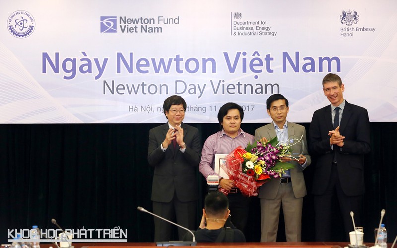 Thứ trưởng Trần Quốc Khánh và Đại sứ Vương quốc Anh trao giải thưởng Newton.