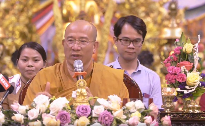 Bác sĩ Phong đứng ngay cạnh khi nhà sư Thích Trúc Thái Minh nhấn mạnh: “anh Phong đã gợi ý cho các bệnh nhân về thỉnh “oan gia trái chủ”... và anh xác thực điều đó." Bác sĩ Phong đứng ngay cạnh khi nhà sư Thích Trúc Thái Minh nhấn mạnh: “anh Phong đã gợi ý cho các bệnh nhân về thỉnh “oan gia trái chủ”... và anh xác thực điều đó."