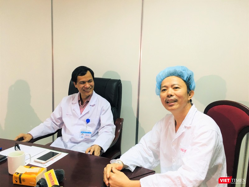 PGS. Đồng Văn Hệ và bệnh nhân Cảnh đã hồi phục sau ca mổ