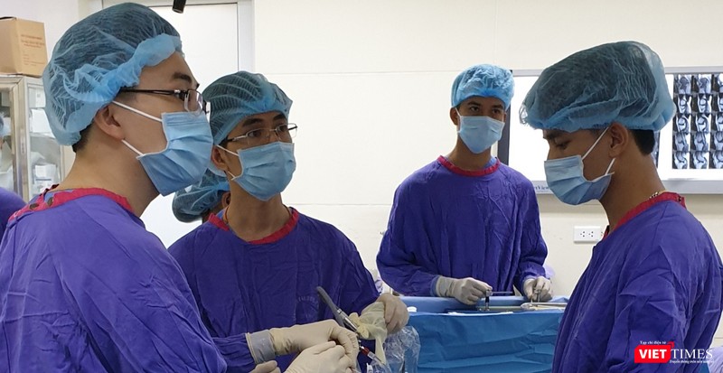 TS. Đỗ Văn Minh – Phó Trưởng khoa Chấn thương chỉnh hình và Y học thể thao, Bệnh viện Đại học Y Hà Nội đang phẫu thuật TS. Đỗ Văn Minh – Phó Trưởng khoa Chấn thương chỉnh hình và Y học thể thao, Bệnh viện Đại học Y Hà Nội đang phẫu thuật