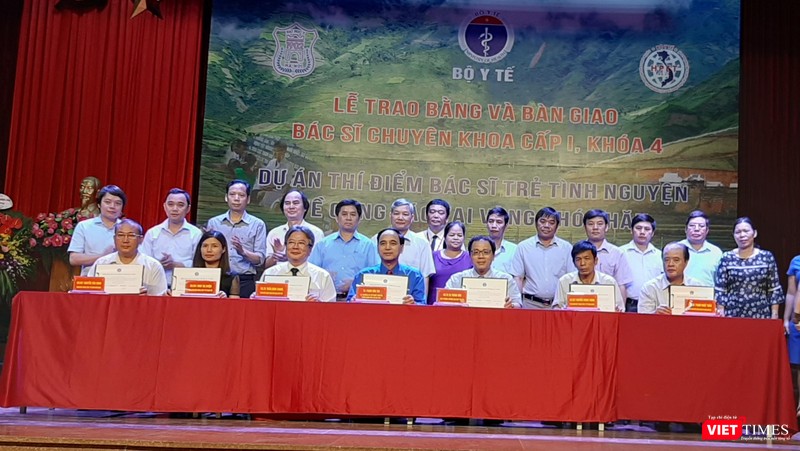 Lãnh đạo Bộ Y tế, Đại học Y Hà Nội, Bệnh viện Việt Đức ký cam kết đào tạo các bác sĩ trẻ tình nguyện cho các vùng khó khăn Lãnh đạo Bộ Y tế, Đại học Y Hà Nội, Bệnh viện Việt Đức ký cam kết đào tạo các bác sĩ trẻ tình nguyện cho các vùng khó khăn