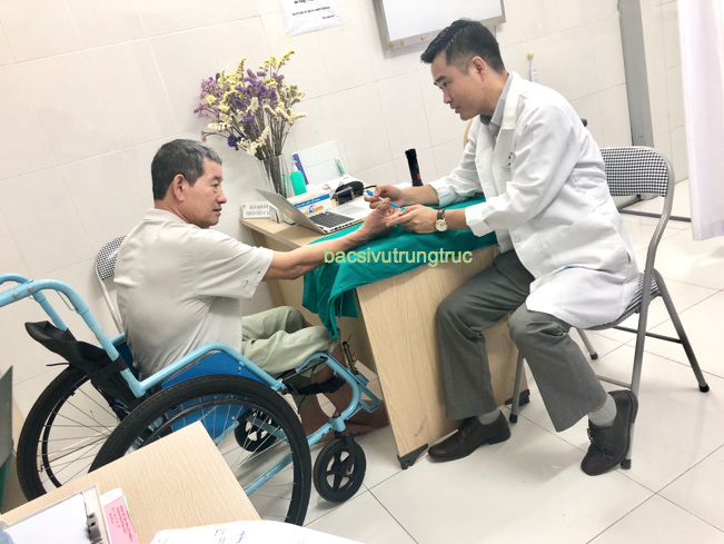 BS. Vũ Trung Trực kiểm tra lại vết cho bệnh nhân BS. Vũ Trung Trực kiểm tra lại vết nối cho bệnh nhân