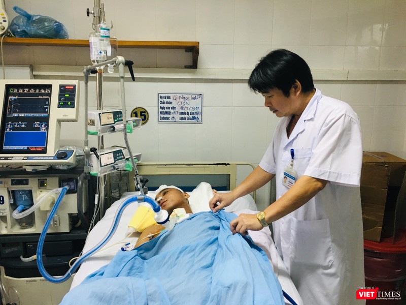 TS. Lê Hồng Nhân – Trưởng khoa thần kinh II chăm sóc cho một bệnh nhân người nước ngoài sau mổ TS. Lê Hồng Nhân – Trưởng khoa thần kinh II chăm sóc cho một bệnh nhân người nước ngoài sau mổ