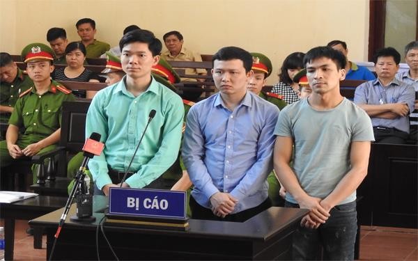 Các bị cáo trong phiên tòa diễn ra tại Hòa Bình