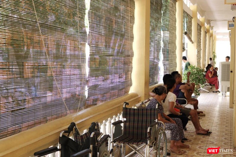 BV Phổi Trung ương bố trí thêm mành che, quạt để phục vụ bệnh nhân BV Phổi Trung ương tăng cường mành che, quạt để phục vụ bệnh nhân