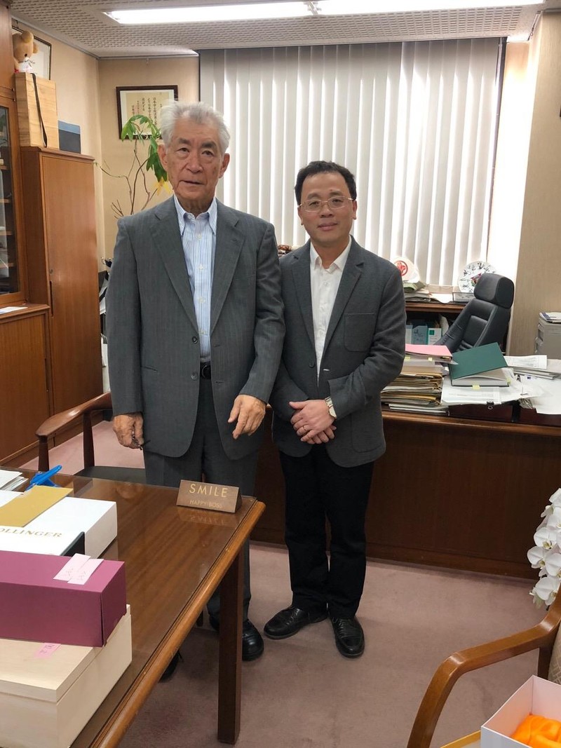 GS. Tạ Thành Văn thăm GS. Tasuku Honjo sau khi thầy giáo của mình được Giải Nobel GS. Tạ Thành Văn thăm GS. Tasuku Honjo sau khi thầy giáo của mình được Giải Nobel
