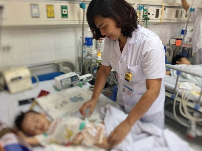TS. Nguyễn Việt Hoa chăm sóc bệnh nhi sau phẫu thuật vì ấu trùng giun chó mèo TS. Nguyễn Việt Hoa chăm sóc bệnh nhi sau phẫu thuật vì ấu trùng giun chó mèo