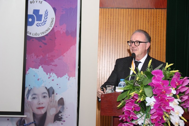 Các chuyên gia quốc tế tham luận tại hội thảo