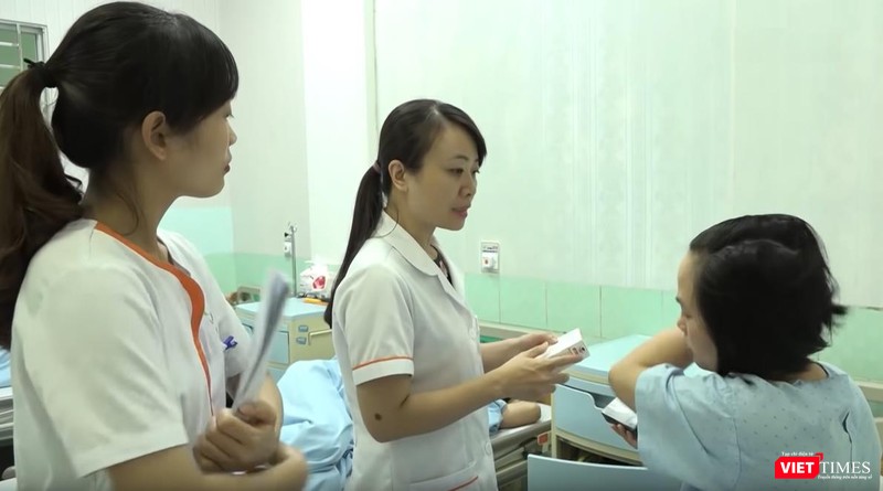 Ths. Lê Thị Thu Hiền chăm sóc bệnh nhân đến TTTON