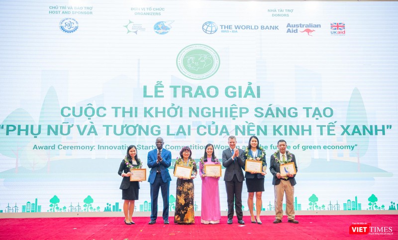 Giám đốc Ngân hàng Thế giới Ousmane Dione va Tham tán Uc Justin Baguley trao giải Thách Thức Giám đốc Ngân hàng Thế giới Ousmane Dione va Tham tán Uc Justin Baguley trao giải Thách Thức