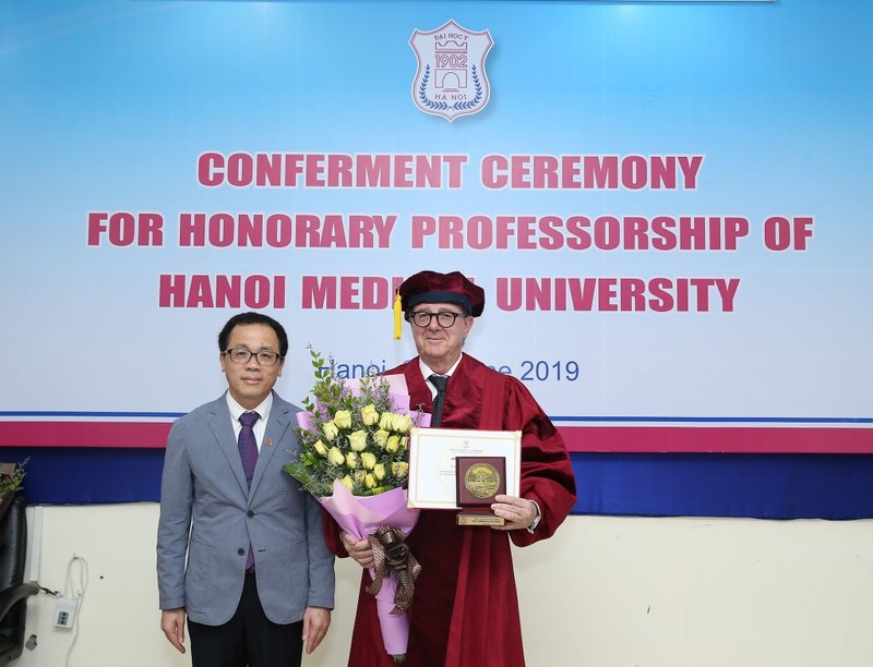 GS. Tạ Thành Văn – Hiệu trưởng Trường Đại học Y Hà Nội trao chức danh Giáo sư Danh dự cho GS. Torello Lotti - Hiệu trưởng Trường Đại học G. Marconi 1.	GS. Tạ Thành Văn – Hiệu trưởng Trường Đại học Y Hà Nội trao chức danh Giáo sư Danh dự cho GS. Torello Lotti - G. Marconi
