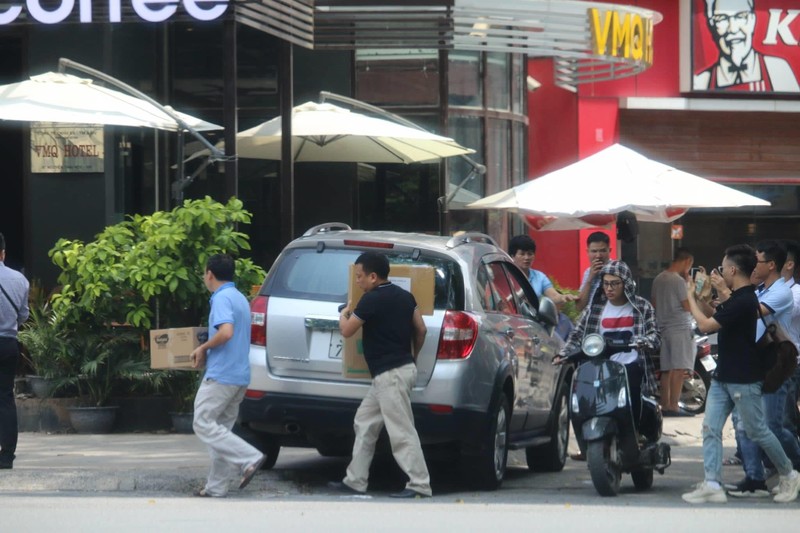 Lực lượng chức năng khám xét nhà luật sư Trần Vũ Hải và mang đi các tài liệu liên quan (ảnh: Văn Huế) Lực lượng chức năng khám xét nhà luật sư Trần Vũ Hải