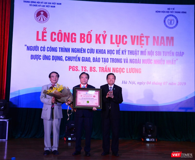 PGS.TS. Trần Ngọc Lương nhận Kỷ lục Việt Nam do Tổ chức Kỷ lục Việt Nam trao PGS.TS. Trần Ngọc Lương nhận Xác lập kỷ lục Việt Nam