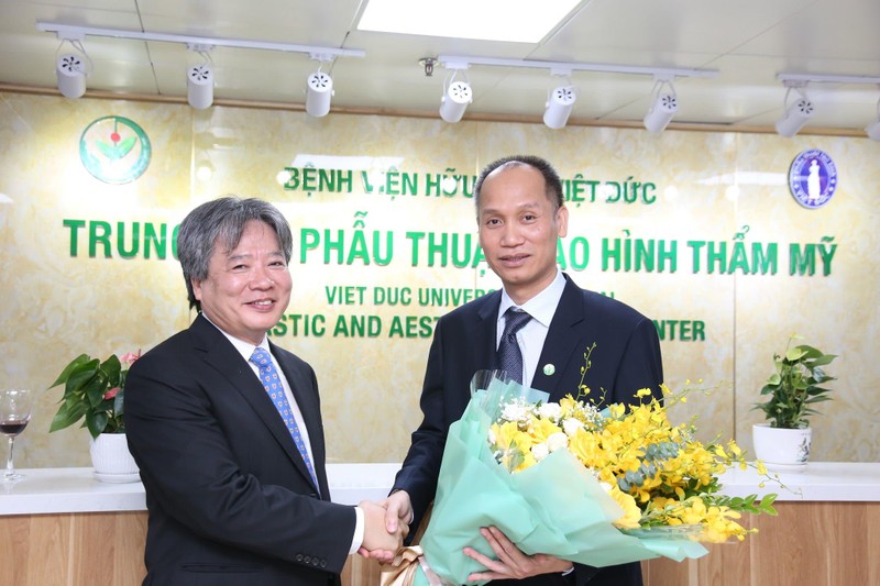GS. TS Trần Bình Giang chúc mừng PGS.TS. Nguyễn Hồng Hà với nhiệm vụ mới GS. TS Trần Bình Giang chúc mừng PGS.TS. Nguyễn Hồng Hà với nhiệm vụ mới