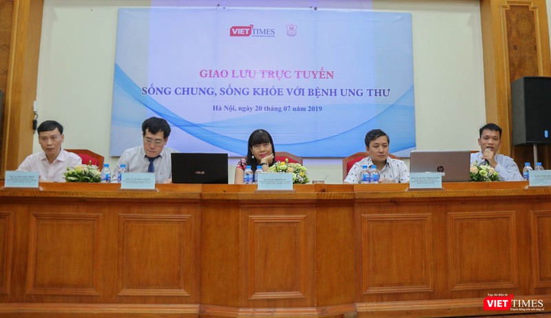 Các khách mời tham gia giao lưu trực tuyến (từ trái sang) PGS.TS. Trần Huy Thịnh, PGS.TS. Vũ Hồng Thăng, GS.TS. Lê Thị Hương, PGS.TS Dương Trọng Nghĩa, TS.BS Vũ Hữu Khiêm. Các khách mời tham gia giao lưu trực tuyến (từ trái sang) PGS.TS. Trần Huy Thịnh, PGS.TS. Vũ Hồng Thăng, GS.TS. Lê Thị Hương, PGS.TS Dương Trọng Nghĩa, TS.BS Vũ Hữu Khiêm.