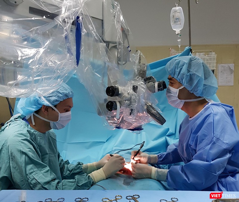Các bác sĩ Khoa Nam học, Bệnh viện Đại học Y Hà Nội phẫu thuật cho một "quý ông" Các bác sĩ Khoa Nam học, Bệnh viện Đại học Y Hà Nội phẫu thuật cho một