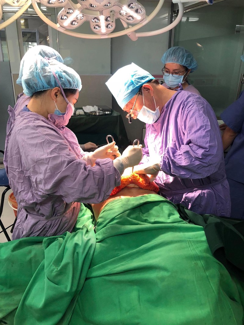 GS.TS. Nguyễn Tài Sơn phẫu thuật nâng ngực thẩm mỹ tại Bệnh viện 108 GS.TS. Nguyễn Tài Sơn phẫu thuật nâng ngực thẩm mỹ tại Bệnh viện 108