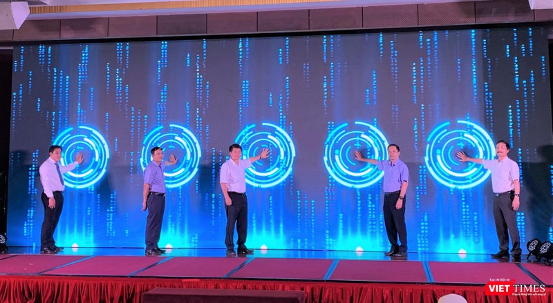 Đại diện lãnh đạo Bộ Y tế và Cục Quản lý Dược nhấn nút khai trương Ngân hàng dữ liệu ngành dược 