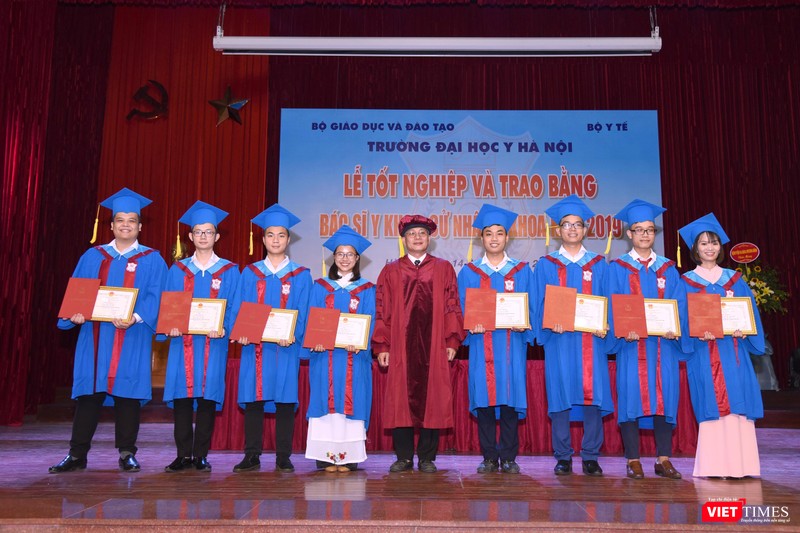 PGS.TS. Nguyễn Đức Hinh - Bí thư Đảng ủy Trường Đại học Y Hà Nội trao thưởng cho các sinh viên tiêu biểu (ảnh: Văn Trọng) PGS.TS. Nguyễn Đức Hinh - Bí thư Đảng ủy Trường Đại học Y Hà Nội trao thưởng cho các sinh viên tiêu biểu