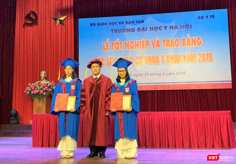 GS.TS. Tạ Thành Văn trao thưởng cho 2 thủ khoa toàn khóa: bác sĩ Đàm Tuyết Lan và Nguyễn Thị Bắc GS. TS. Tạ Thành Văn trao thưởng cho 2 tân bác sĩ Đàm Tuyết Lan và Nguyễn Thị Bắc đỗ thủ khoa toàn khóa