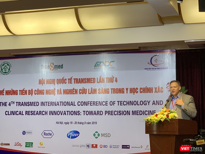 GS. John E. Connolly trình bày báo cáo