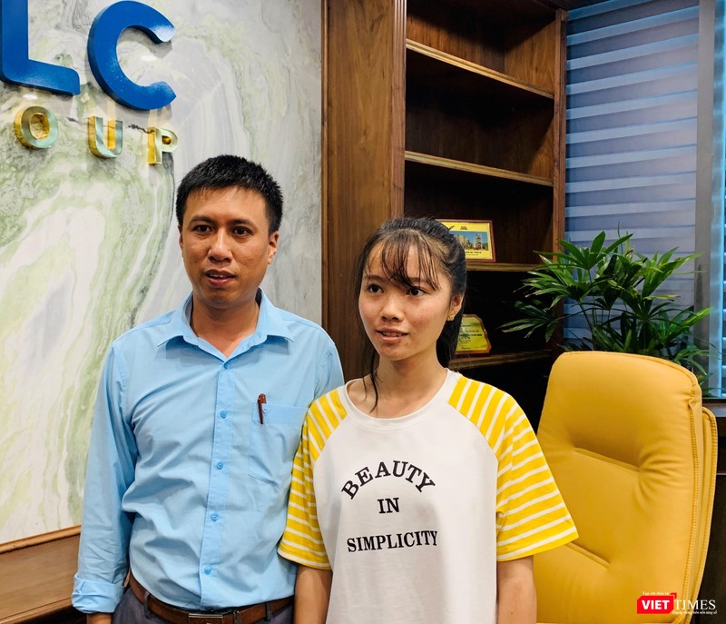 Trịnh Thị Phúc và thầy Hoàng Văn Dũng – Phó Hiệu trưởng Trường THPT Thọ Xuân 4 - người đã cưu mang Phúc suốt những năm học THPT 