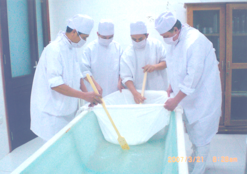 Các chuyên gia Liên Xô pha chế dung dịch đặc biệt