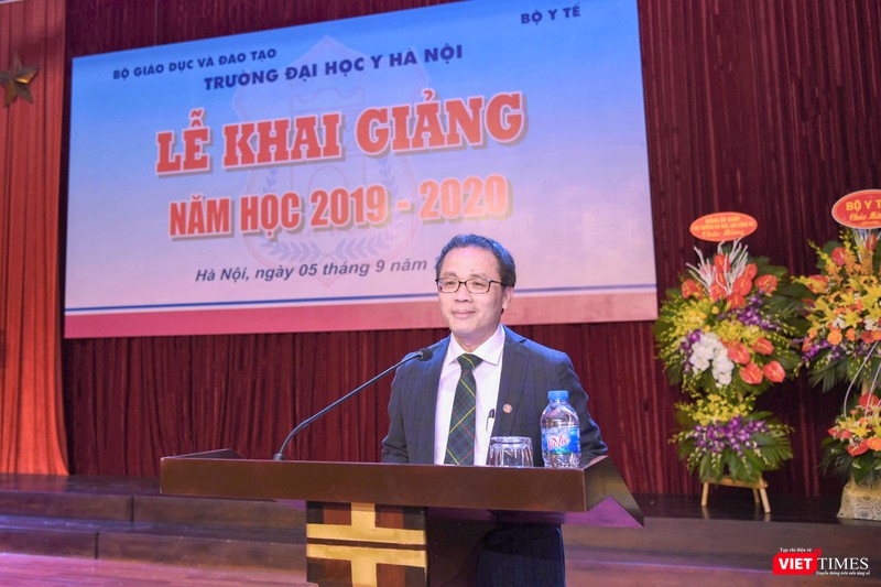 GS.TS. Tạ Thành Văn - Hiệu trưởng Trường Đại học Y Hà Nội – chào mừng các tân sinh viên GS.TS. Tạ Thành Văn - Hiệu trưởng Trường Đại học Y Hà Nội – chào mừng các tân sinh viên