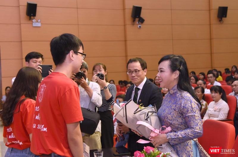 Các sinh viên tặng hoa Bộ trưởng Nguyễn Thị Kim Tiến và Hiệu trưởng Tạ Thành Văn Các sinh viên tặng hoa Bộ trưởng Nguyễn Thị Kim Tiến và Hiệu trưởng Tạ Thành Văn