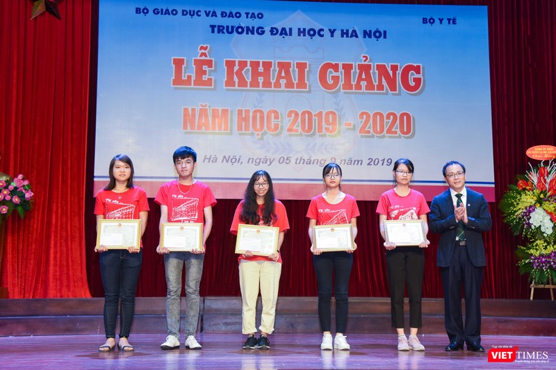 GS.TS. Tạ Thành Văn - Hiệu trưởng Trường Đại học Y Hà Nội - tặng giấy khen và phần thưởng cho các sinh viên xuất sắc GS.TS. Tạ Thành Văn - Hiệu trưởng Trường Đại học Y Hà Nội - tặng giấy khen và phần thưởng cho các sinh viên xuất sắc