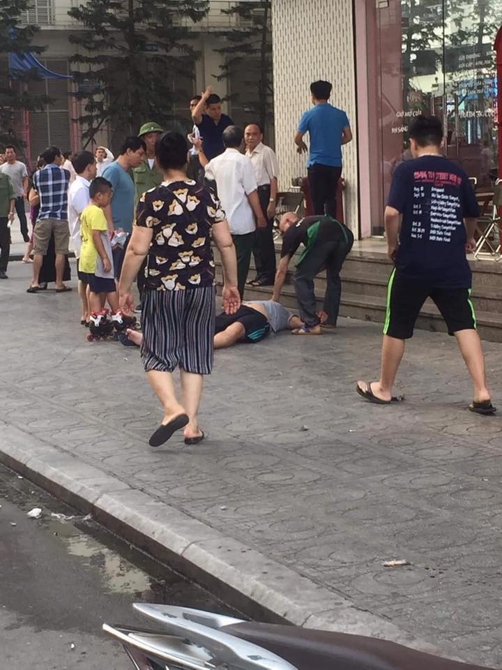 Nạn nhân của vụ nổ đang nằm trên mặt đất Nạn nhân của vụ nổ