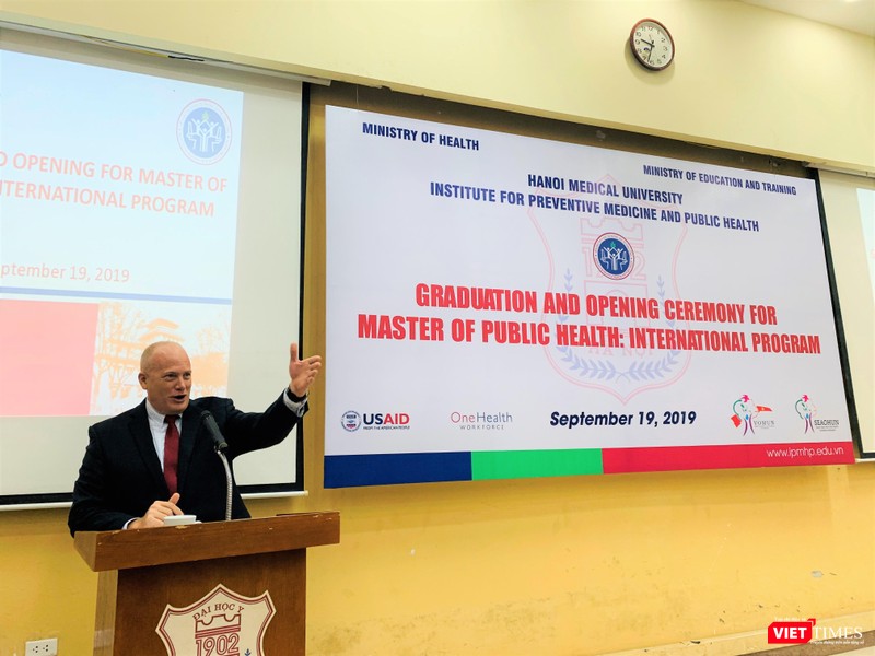 Ông Craig Hart - đại diện USAID Việt Nam - đánh giá cao sáng kiến tổ chức đào tạo chương trình YTCC quốc tế của ĐHYHN