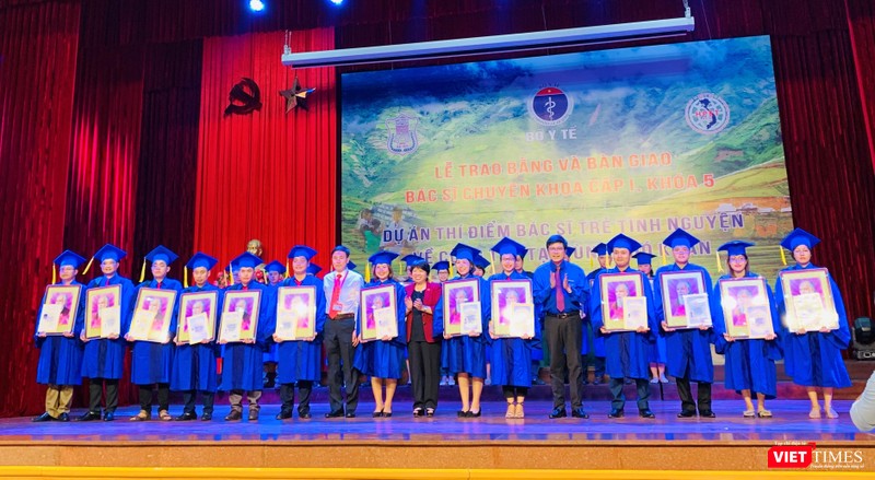 Bà Nguyễn Thúy Anh cùng đại diện Bộ Y tế và Trường Đại học Y Hà Nội tặng quà các bác sĩ tình nguyện Bà Nguyễn Thúy Anh – Chủ nhiệm Ủy ban các Vấn đề Xã hội của Quốc hội, đại diện Bộ Y tế và Trường Đại học Y Hà Nội tặng quà các bác sĩ trẻ tình nguyện