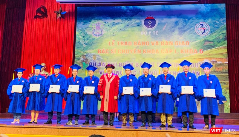PGS.TS. Đoàn Quốc Hưng trao Bằng cho các bác sĩ tình nguyện PGS.TS. Đoàn Quốc Hưng – Phó Hiệu trưởng Trường Đại học Y Hà Nội trao Bằng cho các bác sĩ tình nguyện