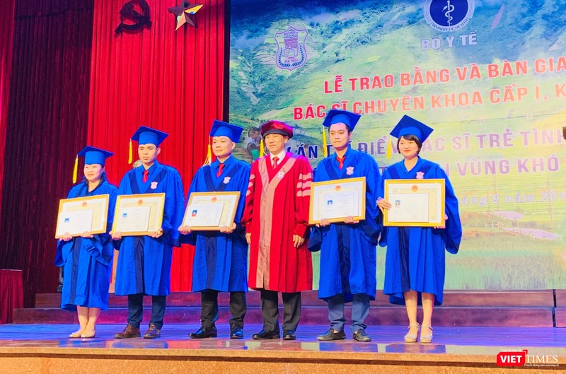 PGS.TS. Đoàn Quốc Hưng – Phó Hiệu trưởng Trường Đại học Y Hà Nội trao Bằng cho các bác sĩ trẻ xuất sắc nhất PGS.TS. Đoàn Quốc Hưng – Phó Hiệu trưởng Trường Đại học Y Hà Nội trao Bằng cho các bác sĩ trẻ xuất sắc nhất