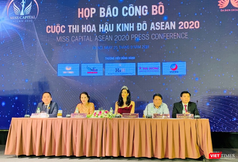 Hoa hậu Hoàn vũ thế giới 2005 Natalie Glebova cùng chủ trì họp báo