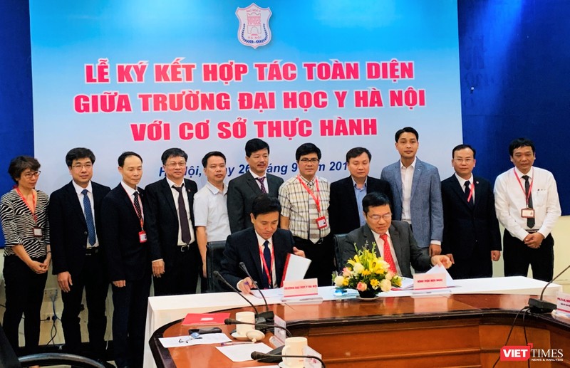 Ký kết hợp tác toàn diện giữa Trường Đại học Y Hà Nội với các BV với sự chứng kiến của đại diện Bộ Y tế