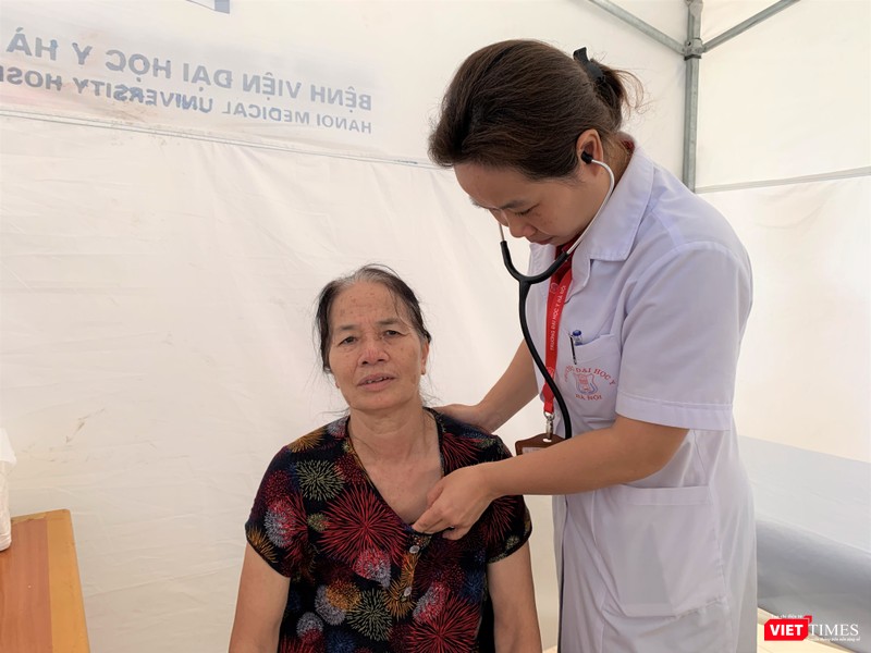 PGS.TS. Hồ Thị Kim Thanh kiểm tra sức khỏe cho người cao tuổi PGS.TS. Hồ Thị Kim Thanh kiểm tra sức khỏe cho người cao tuổi