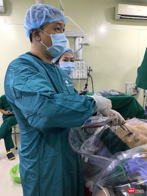 Bác sĩ Phan Minh Trung trong ca phẫu thuật nội soi chữa thoát vị đĩa đêm