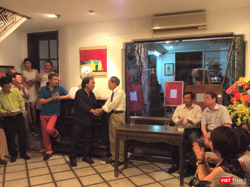 Nhà thơ Nguyễn Quang Thiều và nhiều nhà văn, nhà thơ tên tuổi của Việt Nam đã dự buổi ra mắt tập thơ của thi sĩ Du Tử Lê tại Hà Nội (ảnh: Thanh Hằng) Nhà thơ Nguyễn Quang Thiều và nhiều nhà văn, nhà thơ tên tuổi của Việt Nam đã dự buổi ra mắt tập thơ của thi sĩ Du Tử Lê tại Hà Nội cách đây vài năm