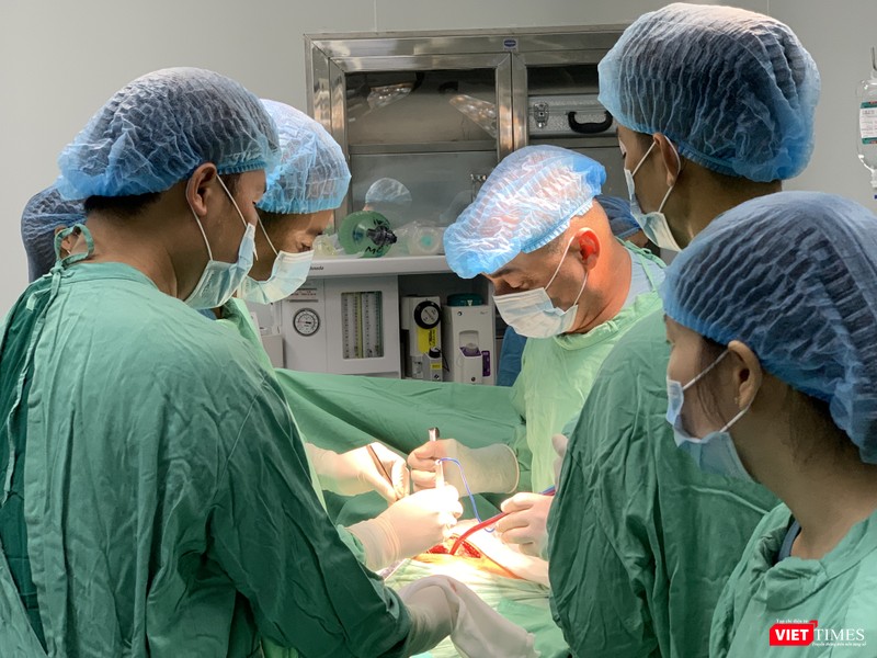 GS.Jesús De Los Santos Renó Céspedes -chuyên gia hàng đầu về phẫu thuật ung thư đang thực hiện ca mổ tại BV