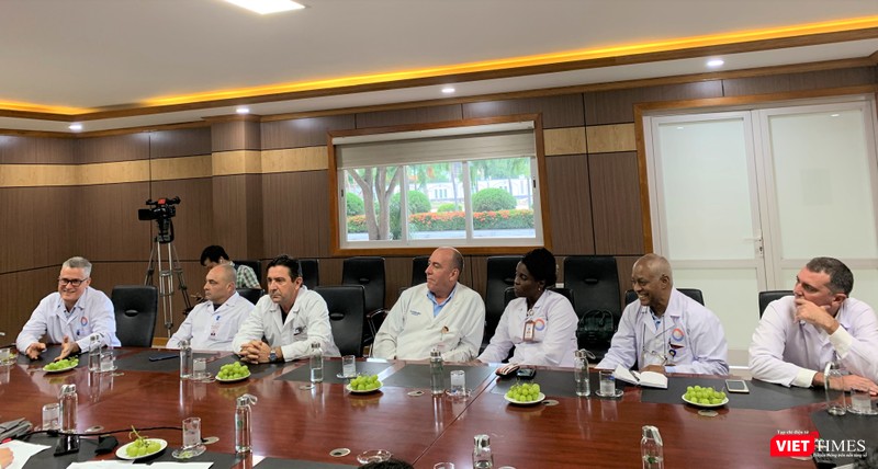 Các chuyên gia Cuba đang làm việc tại BV Hữu nghị VN - CB ĐH 