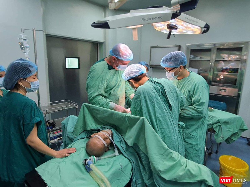 Chuyên gia Cuba phẫu thuật cho bệnh nhân ung thư tại BV Hữu Nghị VN - CB ĐH 