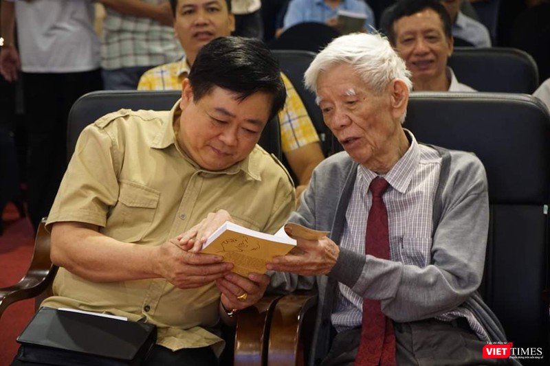 Ông Nguyễn Đình Hương và ông Nguyễn Thế Kỷ - Tổng Giám đốc Đài Tiếng nói Việt Nam