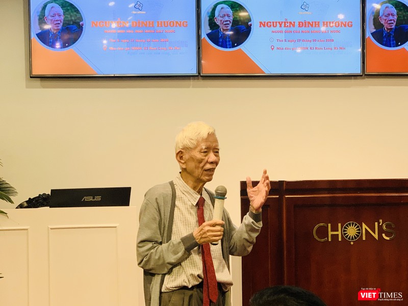 Ông Nguyễn Đình Hương chia sẻ tại buổi ra mắt cuốn sách