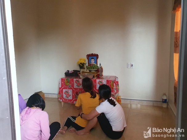 Bàn thờ anh Nguyễn Đình T. (ảnh: Báo Nghệ An) Bàn thờ anh Nguyễn Đình T. (ảnh: Báo Nghệ An)